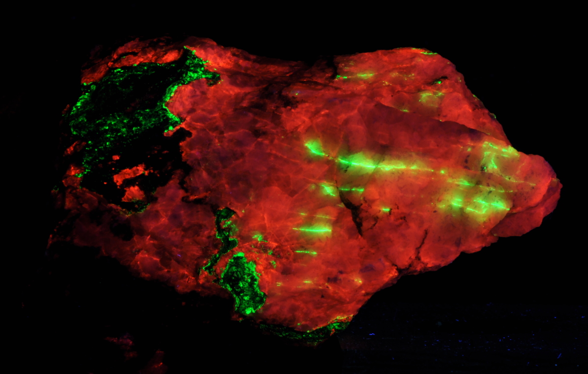 Red/orange calcite with green willemite; shortwave; 18 cm